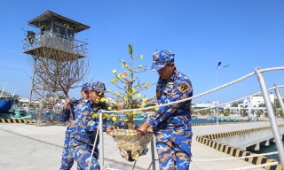 Bộ Tư lệnh Vùng 5 Hải quân tổ chức Đoàn công tác thăm, chúc Tết cán bộ, chiến sĩ, Nhân dân vùng biển Tây Nam